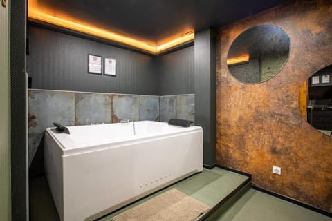 Ultra Deluxe Studio, Free Parking, Under Sea Experience Apartment in Mulhouse