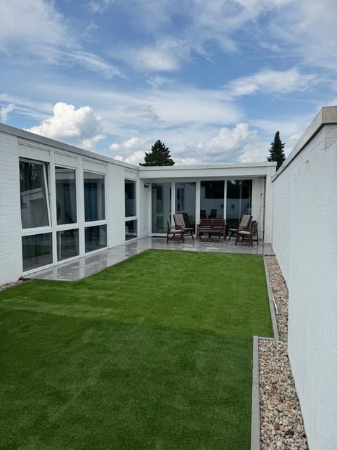 Property building, Patio, Spring, Day, Garden, Garden view