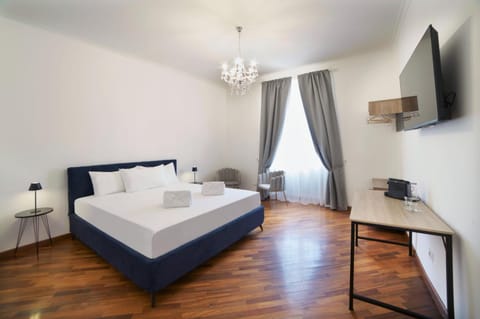 Bed, TV and multimedia, Photo of the whole room, Evening entertainment, Bedroom