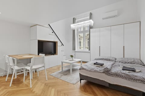 Bed, TV and multimedia, Living room, Photo of the whole room, Seating area, Dining area, Bedroom, towels, air conditioner