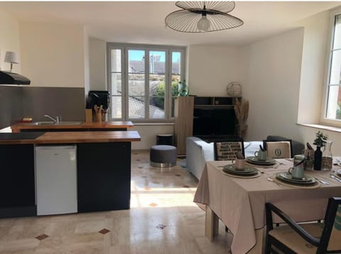 TV and multimedia, Kitchen or kitchenette, Living room, Seating area, Dining area, oven, stove
