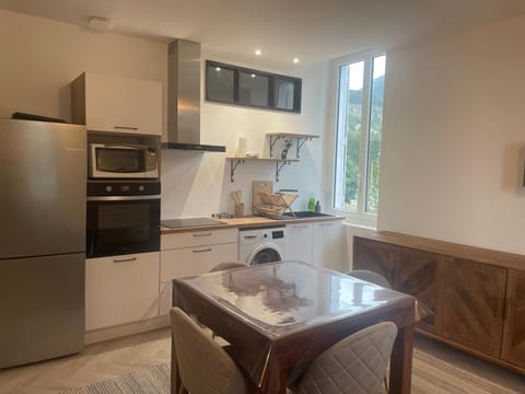 Kitchen or kitchenette, Dining area, oven, stove, toaster