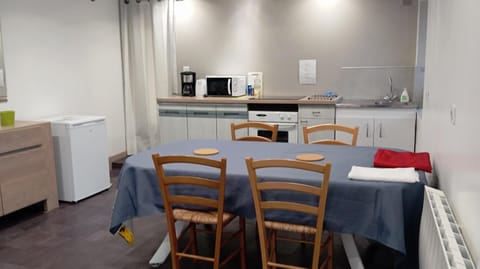 Kitchen or kitchenette, Dining area, oven, stove
