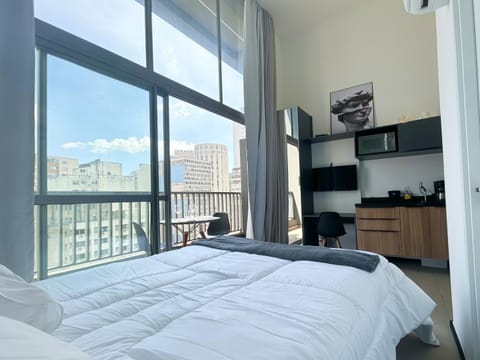 Bed, View (from property/room), City view
