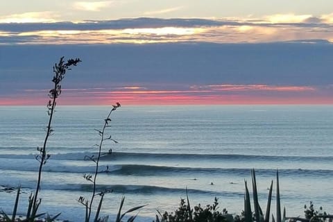 ON THE ROCKS, Whale Bay House in Raglan
