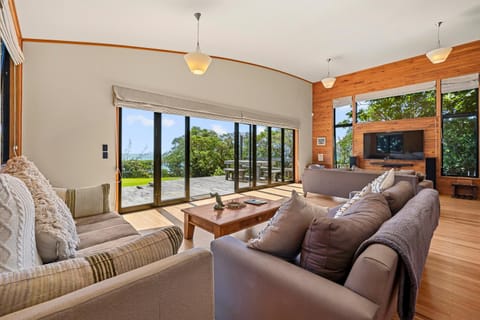 ON THE ROCKS, Whale Bay House in Raglan