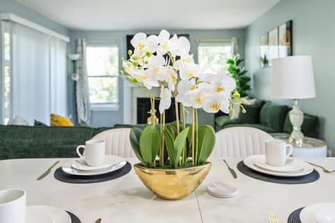 Seating area, Dining area