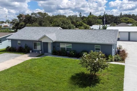 Relaxing Pool Side Home Near IMG House in Palmetto