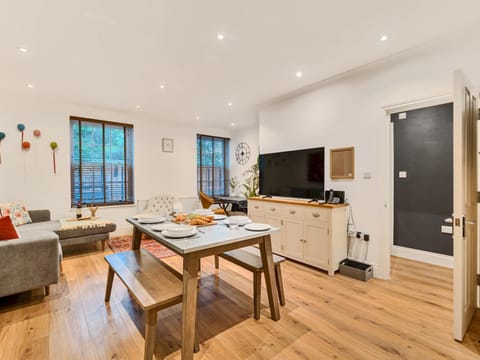 Communal lounge/ TV room, Kitchen or kitchenette, Living room, Other, Seating area, Dining area, Evening entertainment