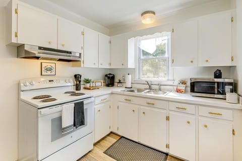 Dog-Friendly Retreat Near Delaware Bay House in Sussex County