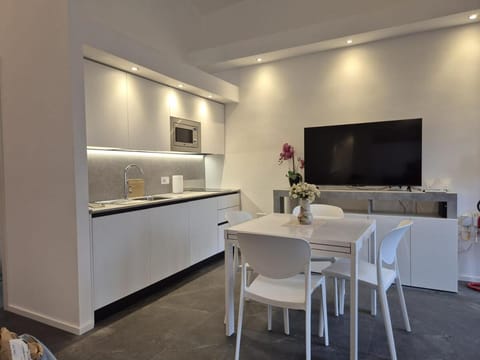 TV and multimedia, Kitchen or kitchenette, Living room, Dining area