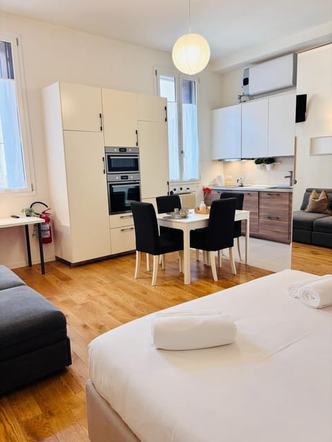 Bed, Kitchen or kitchenette, Living room, Photo of the whole room, Seating area, Dining area, oven