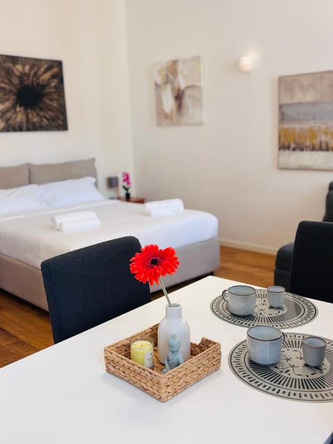 Bed, Coffee/tea facilities, Living room, Photo of the whole room, Seating area, Bedroom