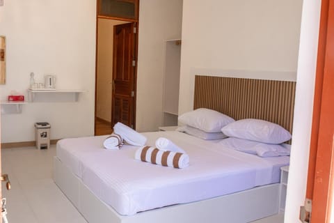 Bed, Bedroom, towels