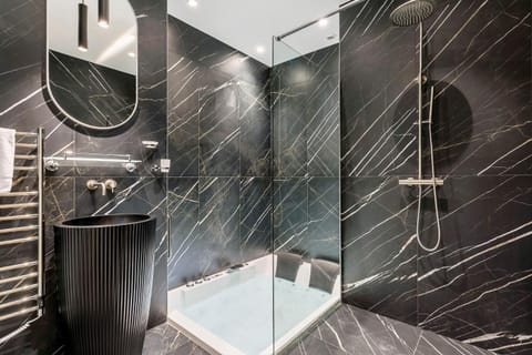 L'Exclusif Spa Suites Prestige Lyon Croix-Rousse Love hotel in Caluire-et-Cuire