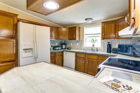 3 Mi to Dtwn Pet-Friendly Farm Retreat in Paris! House in Tennessee