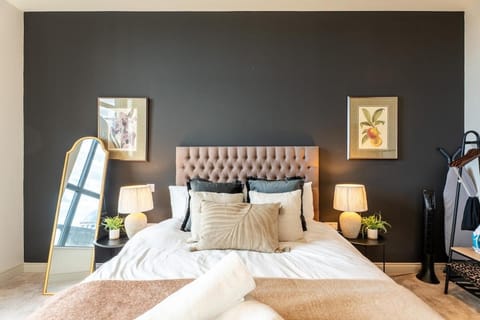Bed, Photo of the whole room, Seating area, Bedroom
