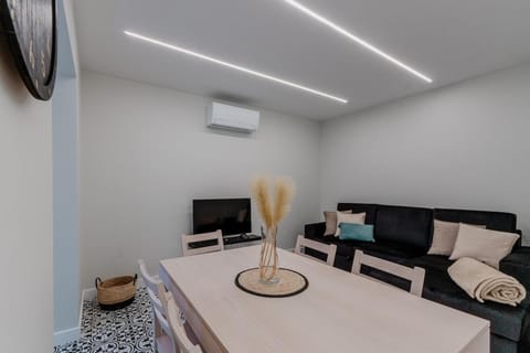 Communal lounge/ TV room, TV and multimedia, Living room, Seating area, air conditioner