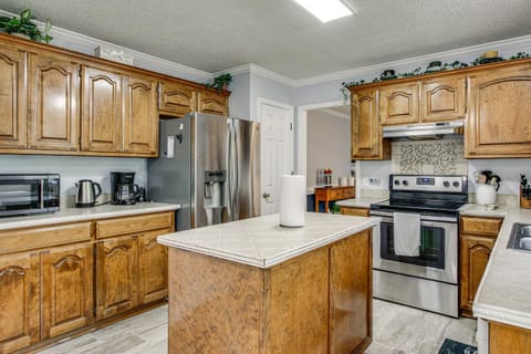 3 Mi to Marina Quiet Getaway with Deck in Lexington House in South Carolina