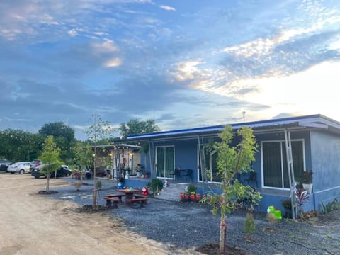 Property building, Day, Garden, Garden view, Parking