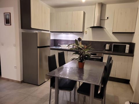 Kitchen or kitchenette, Dining area, oven