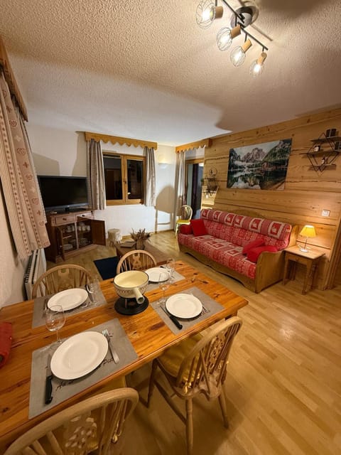 Communal lounge/ TV room, TV and multimedia, Dining area