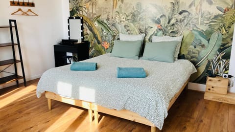 Photo of the whole room, Bedroom