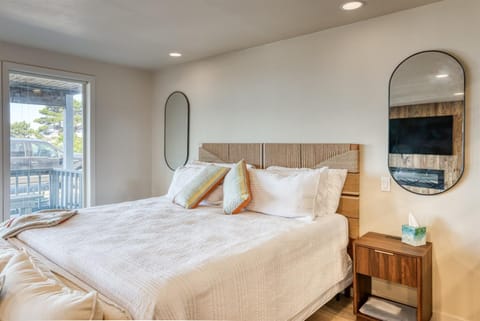 Bay Suites Studio A Modern Coastal Escape in the Heart of Depoe Bay Apartment in Depoe Bay