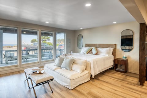 Bay Suites Studio A Modern Coastal Escape in the Heart of Depoe Bay Apartment in Depoe Bay