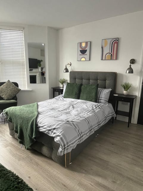Property building, Bed, Living room, Photo of the whole room, Bedroom, towels