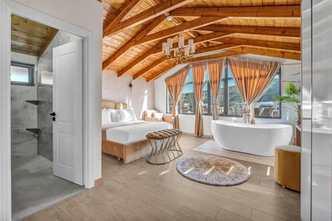 Toilet, Bed, Bathroom, Photo of the whole room, Bedroom, Bath, towels