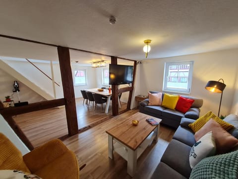 TV and multimedia, Living room, Seating area, Dining area