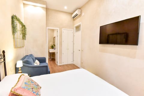 Bed, TV and multimedia, Photo of the whole room, Bedroom, wardrobe, air conditioner