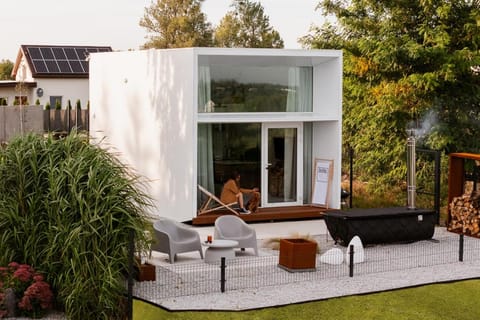 Property building, Garden, Seating area, Garden view, sunbed