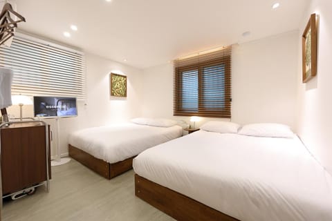 Bed, TV and multimedia, Bedroom