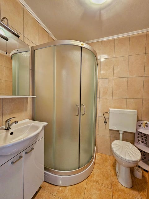 Shower, Toilet, towels