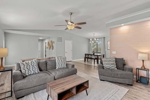 Cozy Bike-In & Out Retreat - Fire Pit Pet Friendly House in Bella Vista