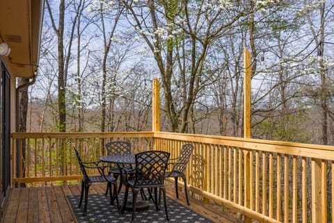 Cozy Bike-In & Out Retreat - Fire Pit Pet Friendly House in Bella Vista