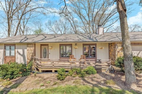 Cozy Bike-In & Out Retreat - Fire Pit Pet Friendly House in Bella Vista