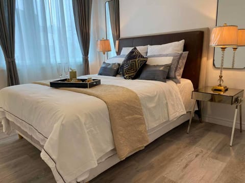 Bentley Commons Fallsview - Luxury 4 Bedroom 4 Bath Townhouse Hotel in Niagara Falls