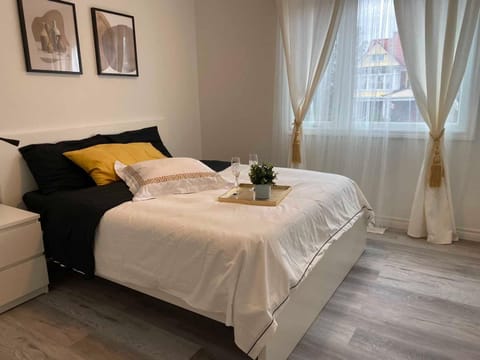 Bentley Commons Fallsview - Luxury 4 Bedroom 4 Bath Townhouse Hotel in Niagara Falls