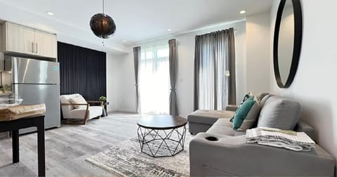 Bentley Commons Fallsview - Luxury 4 Bedroom 4 Bath Townhouse Hotel in Niagara Falls