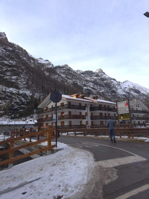 Day, Neighbourhood, Natural landscape, Winter, Mountain view