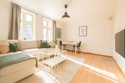 TV and multimedia, Living room, Seating area, Dining area, Evening entertainment