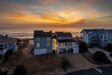 Oceanfront Pool & Spa Volleyball Court Game Rm House in Corolla
