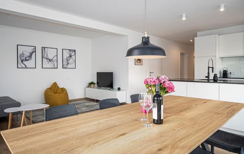 Kitchen or kitchenette, Living room, Seating area, Dining area