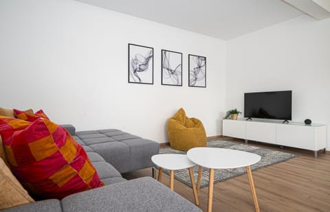 Communal lounge/ TV room, TV and multimedia, Living room, Seating area, Evening entertainment