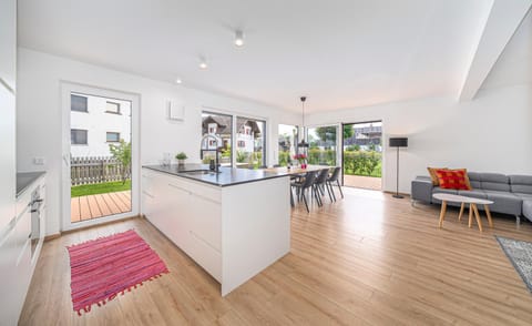 Kitchen or kitchenette, Seating area, Dining area