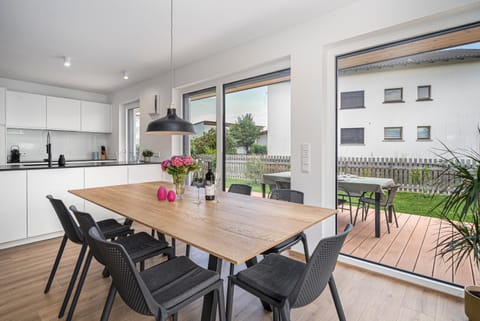 Day, View (from property/room), Balcony/Terrace, Kitchen or kitchenette, Seating area, Dining area