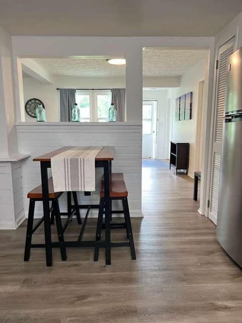 Modern & Renovated 3BR 1BA Home - Quiet & Cozy House in Madison Heights